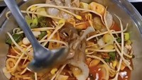 Hidangan yang dimakan Dian Sastro dipenuhi dengan sayuran dan tampak ada gurita utuh berukuran besar. Foto: Instagram therealdisastr