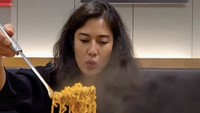 Ia juga mencoba ramyeon di sana yang tampilannya bikin ngiler. Mie yang kenyal dibalut kuah kemerahan. Slurpp! Foto: Instagram therealdisastr