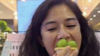 Pemeran Cinta dalam film Ada Apa Dengan Cinta itu juga mencicipi dessert topping buah anggur dari Cafe Mignon. Foto: Instagram therealdisastr
