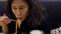 Begini keasyikan Dian Sastro saat menyeruput ramyeon hangat yang porsinya cukup besar tersebut. Foto: Instagram therealdisastr