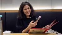 Secara keseluruhan, Dian Sastro tampak menikmati momen makannya ini. Ia terlihat menambahkan emoji love dalam keterangan unggahannya. Foto: Instagram therealdisastr