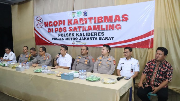Dirbinmas Polda Metro Jaya Kombes Hariri Muharram Firmansyah memberikan sosialisasi bahaya tawuran di Kalideres, Jakarta Barat.