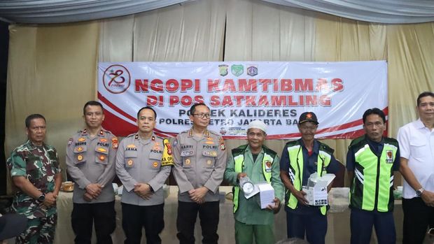 Dirbinmas Polda Metro Jaya Kombes Hariri Muharram Firmansyah memberikan sosialisasi bahaya tawuran di Kalideres, Jakarta Barat.