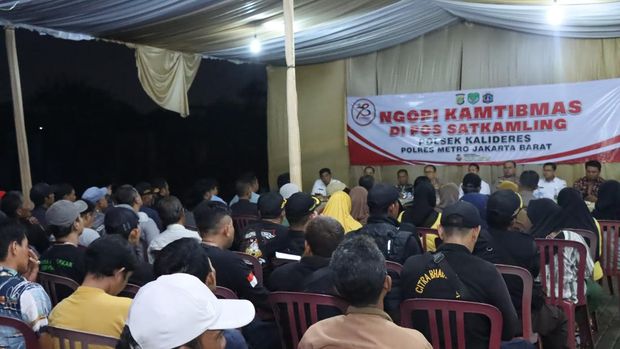 Dirbinmas Polda Metro Jaya Kombes Hariri Muharram Firmansyah memberikan sosialisasi bahaya tawuran di Kalideres, Jakarta Barat.