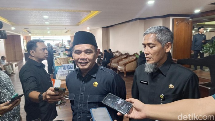 Pimpinan sementara DPRD Jateng, Sumanto saat diwawancara awak media usai rapat paripurna terkait pengusulan pimpinan DPRD 2024-2029 di gedung DPRD Jateng, Jalan Pahlawan, Semarang, Jumat (27/9/2024).
