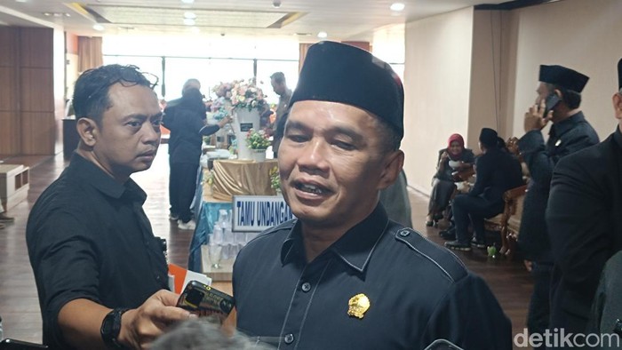 Pimpinan sementara DPRD Jateng, Sumanto saat diwawancara awak media usai rapat paripurna terkait pengusulan pimpinan DPRD 2024-2029 di gedung DPRD Jateng, Jalan Pahlawan, Semarang, Jumat (27/9/2024).