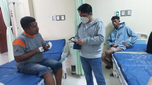 Dua warga Kabupaten Kupang, NTT, Joni Lino Pereira (38) dan Benetikto Duarte (30), dirawat di RSUD Naibonat Kupang akibat terkena tembakan senapan angin dari orang tak dikenal. (Dok. Polres Kupang)