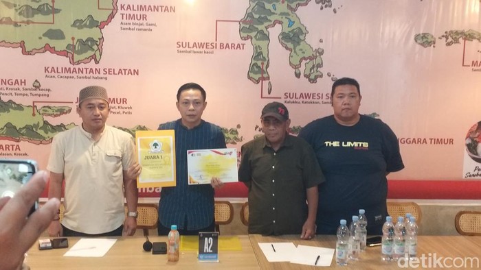 Eks pimpinan kecamatan (Pimcam) Golkar Makassar protes dipecat.