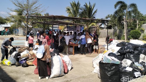 Warga Labuan Bajo membeli sembako dengan sampah, Jumat (27/9/2024) pagi. (Ambrosius Ardin/detikBali)