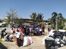 Emak-emak di Labuan Bajo Beli Sembako dengan Sampah