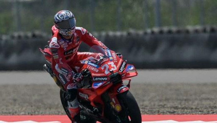 Ducati Lenovo Teams Italian rider Enea Bastianini rides during a free practice session for the 2024 MotoGP race at Pertamina Mandalika International Circuit in Mandalika, West Nusa Tenggara on September 27, 2024. (Photo by BAY ISMOYO / AFP)