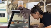 Setiap hari Erika memasak berbagai macam lauk pauk dengan resep dan tangannya. Kemudian lauk pauk tersebut disajikan pada sebuah etalase kaca di dalam pondokan sederhana. Foto: Instagram/erikanakesya