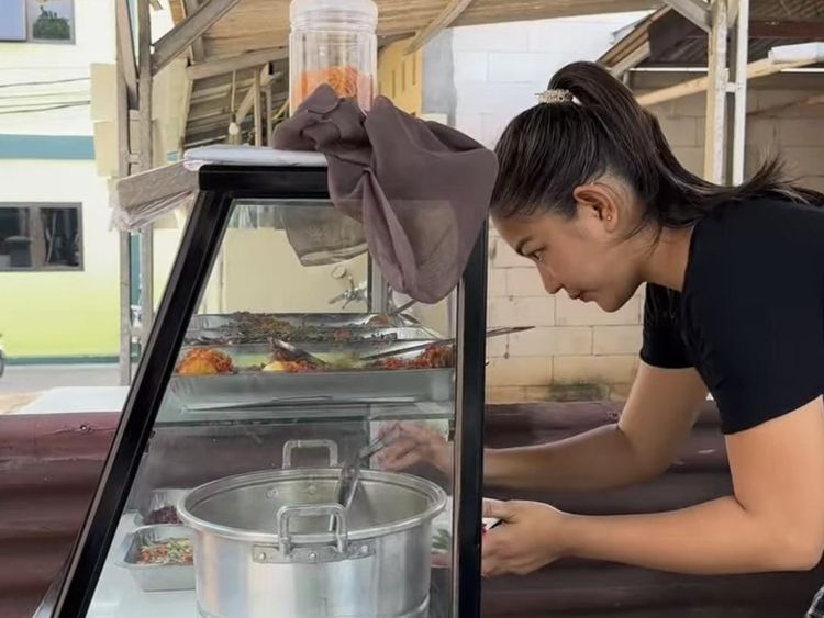 Erika Nakesya Buka Warung Sunda yang Diantre Pembeli