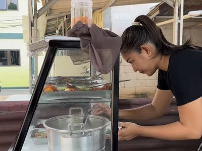 Erika Nakesya Buka Warung Sunda yang Diantre Pembeli