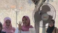 Selain para tetangga, tak jarang ada juga penggemarnya yang datang ke warung. Mereka membeli masakan Erika hingga meminta waktu untuk berfoto bersama. Foto: Instagram/erikanakesya