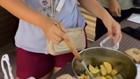 Salah satu lauk yang paling laris adalah sayur asem. Erika memiliki resep dan racikan sayur asem yang khas dengan isian berlimpah. Foto: Instagram/erikanakesya