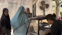 Jika mulai berjualan pada pagi hari, ia mengaku lauk pauknya cepat laris. Hanya butuh waktu 1-2 jam saja untuk menjual habis masakannya. Foto: Instagram/erikanakesya