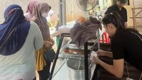 Hebatnya, warung Sunda milik Erika ramai diantre pelanggan. Tak henti-hentinya warga sekitar dan banyak pelanggan lain membeli lauk makan di tempatnya. Foto: Instagram/erikanakesya