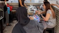 Tidak jarang Erika juga kedatangan teman-temannya dan orang tua dari teman sekolah anaknya. Terkadang disediakan meja makan dadakan bagi mereka yang ingin makan di warung. Foto: Instagram/erikanakesya