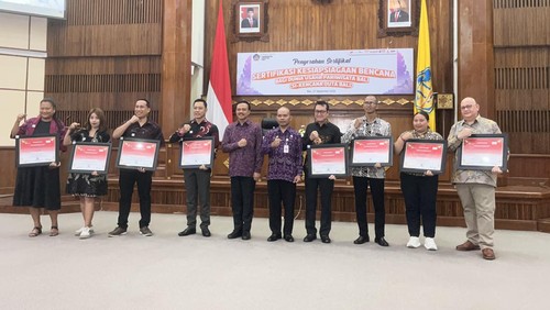 Foto bersama penyerahan sertifikasi kesiapsiagaan bencana kepada 21 hotel di Wiswa Sabha Utama, Kantor Gubernur Bali, Jumat (27/9/2024). (Ida Bagus Putu Mahendra/detikBali)