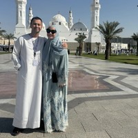 Kemudian ada momen Nagita Slavina berpose bersama Raffi Ahmad di depan Masjid Quba, Madinah. Nagita tampak cantik mengenakn gamis dengan sentuhan lace dari brand Alshal yang ditaksir seharga Rp 6 jutaan. Foto: Dok; Instagram raffinagita