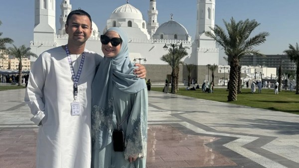 7 Potret Nagita Slavina Pakai Abaya Rp14 Juta Saat Umrah Bareng Karyawan