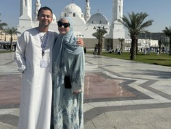 7 Potret Nagita Slavina Pakai Abaya Rp14 Juta Saat Umrah Bareng Karyawan