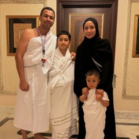 Ini momen ketika Nagita Slavina mengenakan abaya dan kerudung serba hitam di depan Kabah usai menjalankan ritual umrah. Foto: Dok; Instagram raffinagita