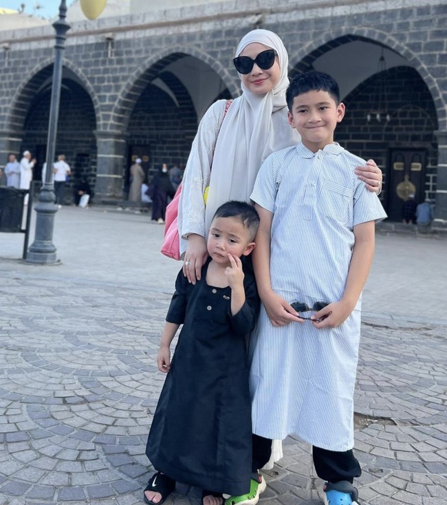 Saat baru berangkat umrah, Nagita Slavina tampil cantik dalam balutan abaya dalam nuansa beige yang dihiasi bordir. Abayanya diketahui dari merek Sharqiaa dengan harga sekitar Rp14 jutaan. Foto: Dok; Instagram raffinagita