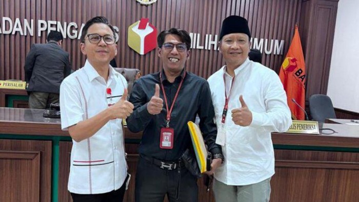 Ghufron Sirodj (kiri) dan Gus Irsyad (paling kanan) usai sidang Bawaslu RI.