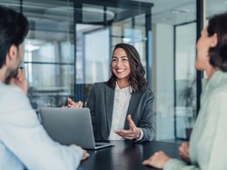 Psikologi Ungkap Karakter Kuat Wanita yang Pergi ke Kantor Tanpa Makeup