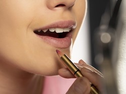 Tren Kecantikan Mengkhawatirkan di TikTok, Pakai Spidol sebagai Lip Liner Tren Kecantikan Mengkhawatirkan di TikTok, Pakai Spidol sebagai Lip Liner