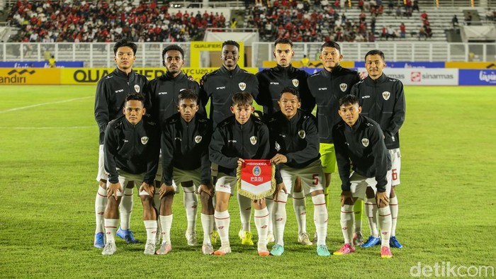 Pemain Timnas Indonesia U-20 melakukan selebrasi usai membobol gawang Timor Leste di Stadion Madya, Jakarta, Jumat (27/9/2024). Skor sementara 2-0 untuk keunggulan Timnas Indonesia