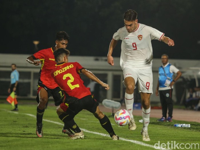 Pemain Timnas Indonesia U-20 melakukan selebrasi usai membobol gawang Timor Leste di Stadion Madya, Jakarta, Jumat (27/9/2024). Skor sementara 2-0 untuk keunggulan Timnas Indonesia