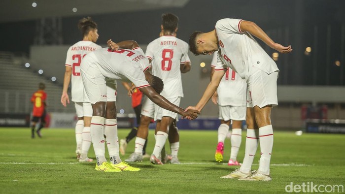 Pemain Timnas Indonesia U-20 melakukan selebrasi usai membobol gawang Timor Leste di Stadion Madya, Jakarta, Jumat (27/9/2024). Skor sementara 2-0 untuk keunggulan Timnas Indonesia