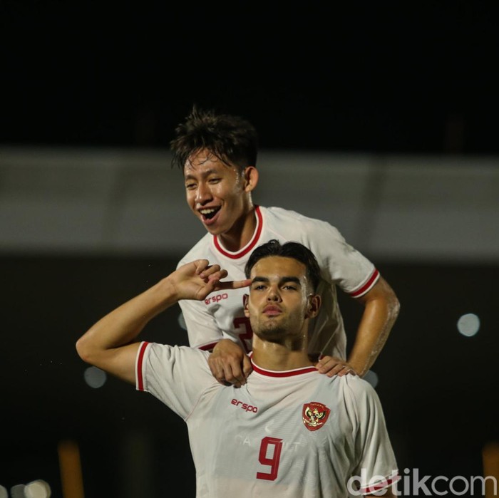 Pemain Timnas Indonesia U-20 melakukan selebrasi usai membobol gawang Timor Leste di Stadion Madya, Jakarta, Jumat (27/9/2024). Skor sementara 2-0 untuk keunggulan Timnas Indonesia