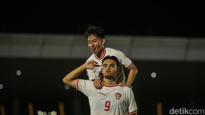 Pemain Timnas Indonesia U-20 melakukan selebrasi usai membobol gawang Timor Leste di Stadion Madya, Jakarta, Jumat (27/9/2024). Skor sementara 2-0 untuk keunggulan Timnas Indonesia