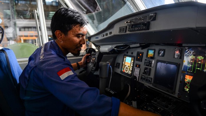 Intip Produksi Pesawat Made in Bandung buat TNI AU Pekerja melakukan perawatan bagian kokpit pesawat NC 212i milik TNI AU yang telah selesai diproduksi di Hanggar PT Dirgantara Indonesia, (PT DI) di Bandung, Jawa Barat, Jumat (27/9/2024). PT DI memproduksi sebanyak sembilan unit pesawat NC 212i dengan kapasitas 21 orang untuk TNI AU yang memiliki kegunaan transportasi dan modifikasi cuaca serta memiliki teknologi terbaru seperti digital cockpit dan auto pilot. ANTARA FOTO/Raisan Al Farisi