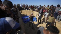Otoritas kesehatan di Jalur Gaza mengebumikan mayat 88 warga Palestina dalam sebuah kuburan massal pada hari Kamis (26/9), setelah jasad-jasad itu dikembalikan dari Israel sehari sebelumnya.  