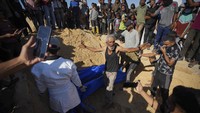 Sepanjang serangan Israel di Gaza, tentara telah menggali banyak makam dan kuburan massal impromptu di berbagai rumah sakit yang menampung jasad warga Palestina yang tewas terbunuh dalam serangan ke fasilitas-fasilitas tersebut.  