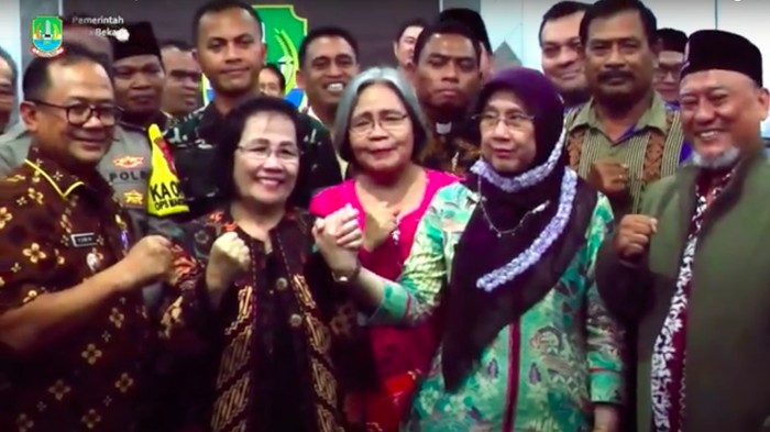 Isu intoleransi di Kota Bekasi dinyatakan telah diselesaikan dengan damai. Pendeta Maria dan ASN Pemkot Bekasi, Masriwati, saling minta maaf. (Youtube Pemkot Bekasi)