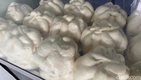 Berjualan lebih dari 30 tahun, Bakpao Elfin ini awalnya berjualan menggunakan mobil bak terbuka dan ditawarkan secara berkeliling di kawasan BSD. Nama ‘Elfin’ sendiri diambil dari nama putra sang pemilik. Foto: detikFood