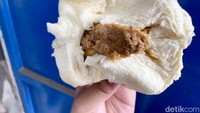 Untuk pilihan rasanya hanya ada tiga saja, yaitu bakpao ayam, kacang merah dan cokelat. Ini tampilan bakpao ayamnya yang favorit. Foto: detikFood