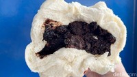 Ini bakpao cokelatnya, menu bakpao ini bisa dibilang paling laris karena paling cepat habis. Menggunakan selai cokelat homemade yang legit. Foto: detikFood