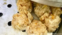 Jangan lupa coba juga siomay ayamnya, harganya Rp 6.500 per buah dan ukurannya cukup besar. Foto: detikFood