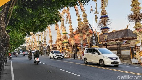 Jalur Denpasar-Gilimanuk depan Pura Desa Adat Kapal, Badung, Jumat (27/9/2024).
