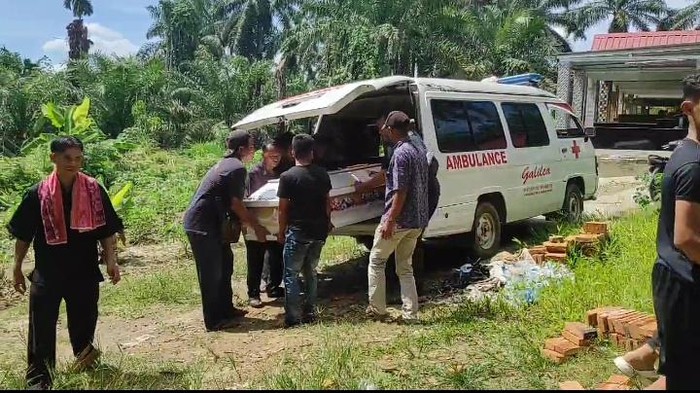 Jasad korban saat akan dimakamkan. (Foto: Istimewa)