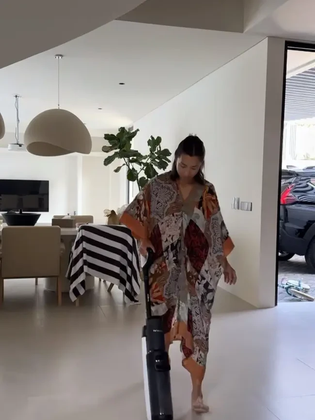 Mengenakan daster dari kain perca dengan model tangan kelalawar, istri Irfan Bachdim itu tampak melakukan berbagai pekerjaan rumahnya sendiri tanpa bantuan ART.  Foto: Instagram/@jenniferbachdim