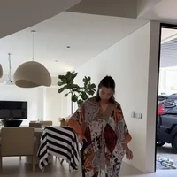 Mengenakan daster dari kain perca dengan model tangan kelalawar, istri Irfan Bachdim itu tampak melakukan berbagai pekerjaan rumahnya sendiri tanpa bantuan ART.  Foto: Instagram/@jenniferbachdim