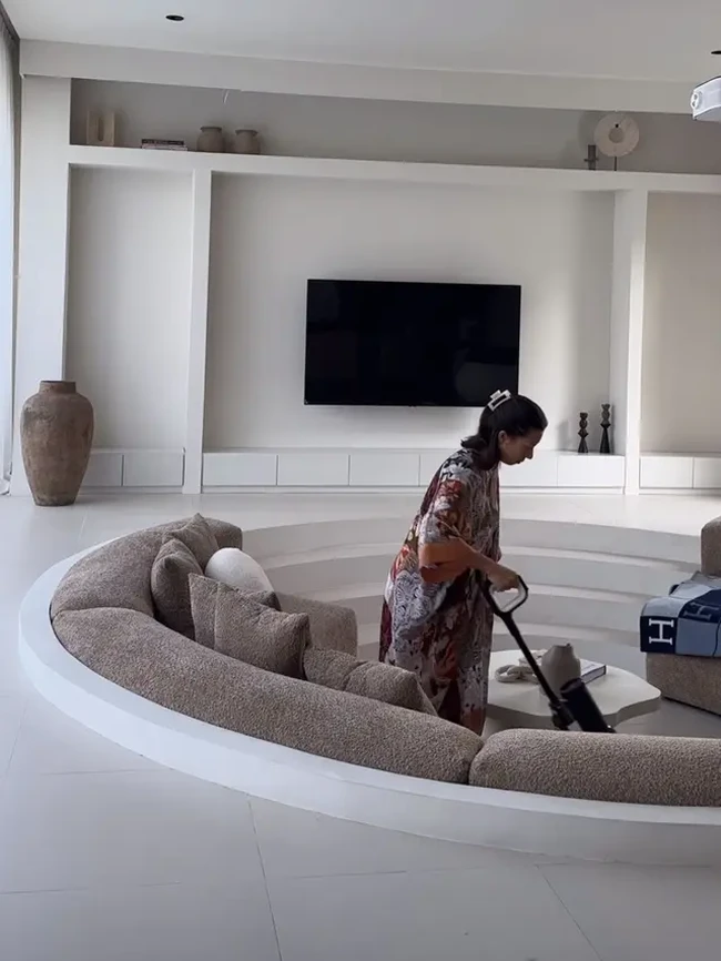 Seperti ibu-ibu pada umumnya, Jennifer juga terlihat tampil sederhana dengan hanya mengikat setengah rambutnya menggunakan jepitan. Wajahnya pun tampak natural tanpa pulasan makeup. Foto: Instagram/@jenniferbachdim